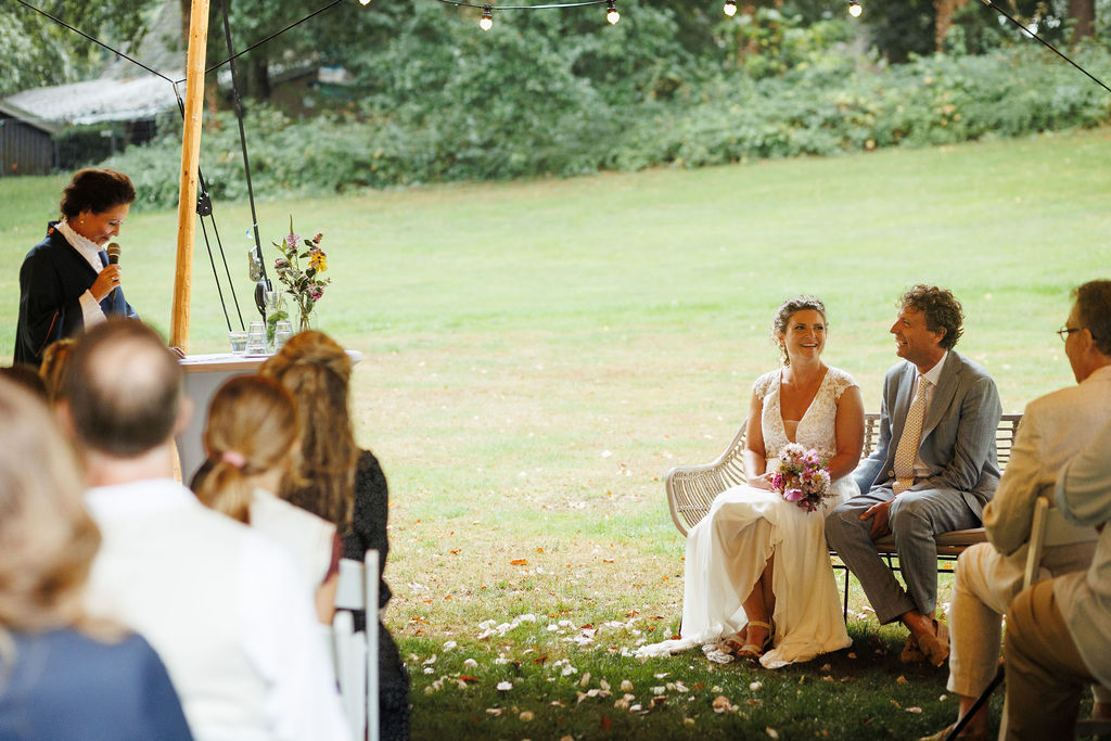 Trouwfoto Sanne en Jurgen Lachend